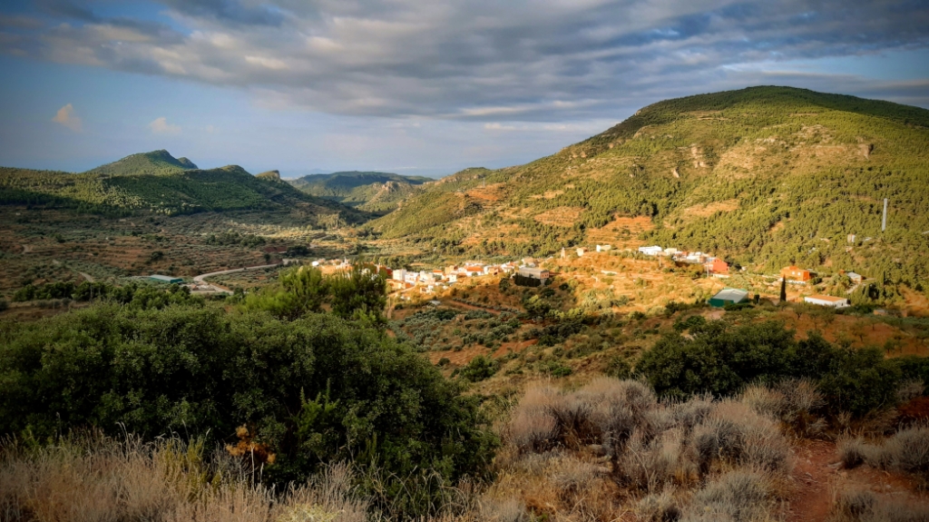 Vistas de Gatova y el Gorgo desde la pista que sube al pico del Aguila en la sierra Calderona.