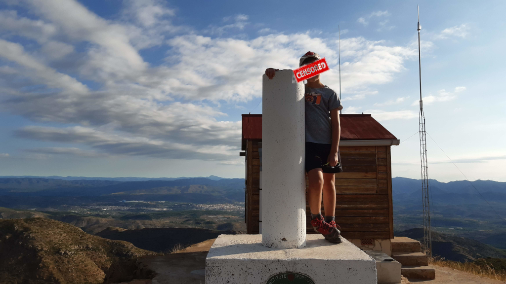Cima del pico del Águila con vistas a Espadà y el Penyagolosa